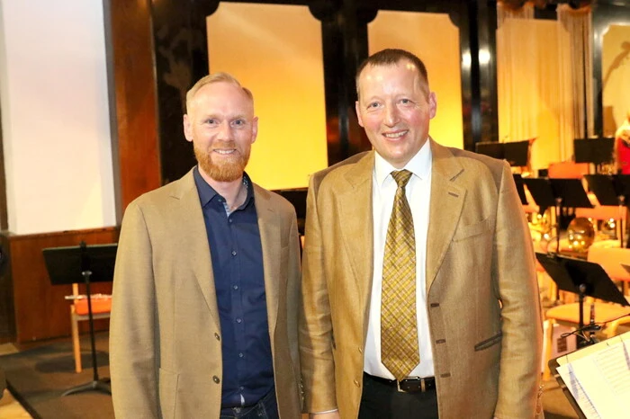 Obmann Klaus Hausharter konnte dazu unter anderen Bürgermeister Franz Sabitzer, Blasmusikverband-Landesobmann Stefan Süssenbacher (von rechts) sowie den ehemaligen St. Veiter Bezirkspolizeikommandanten Horst Jessenitschnig willkommen heißen. 