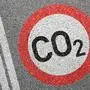 Stimmen aus Wirtschaft und Politik sprechen für eine spätere Einführung der CO₂-Abgabe aus, um die hohen Preise nicht noch zusätzlich anzuheizen
