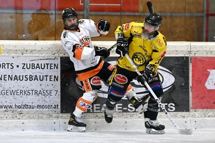 #72 Wachter Daniel USC Velden, #33 Kabas Michael EC Hornets Spittal, EC Hornets Spittal vs. USC Piraten Velden 18.2.2024, EC Hornets Spittal vs. USC Piraten Velden 18.2.2024 am 18.02.2024 in Spittal an der Drau (Eissportzentrum Spittal), Austria, (Photo by Bernd Stefan)