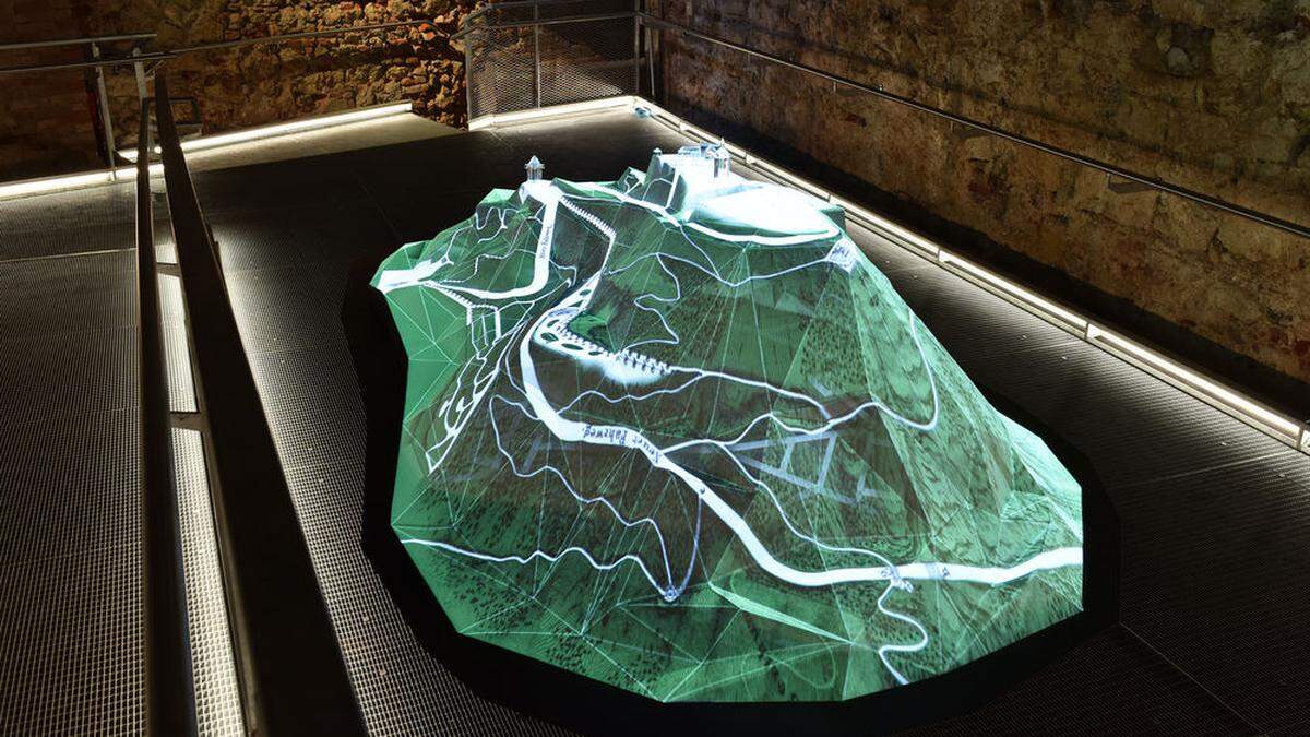 Kern des Museums ist ein Modell des Grazer Schloßbergs, das multimedial bespielt wird