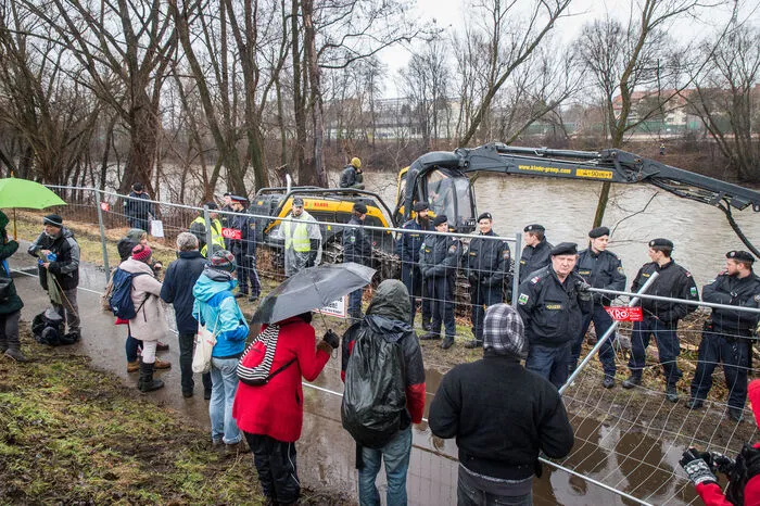 ... wo hinter Bauzäunen Bagger damit begannen Bäume zu fällen.