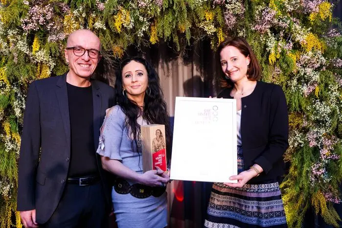 Redakteur Josef Fröhlich, Nina Supanz (Gewinnerin Kategorie „Newcomerin“) und Sponsorenvertreterin Astrid Baumann (Wirtschaftsbund Steiermark)