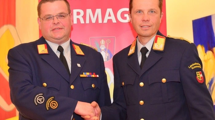 Landesfeuerwehrkommandant Rudolf Robin (rechts) gratulierte Herbert Zimmermann zur knapp gewonnenen Wahl