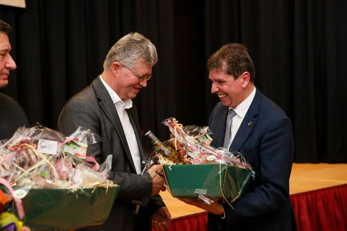 Karl Brodschneider, scheidender Bürgermeister von Wundschuh, wurde von Erich Gosch verabschiedet