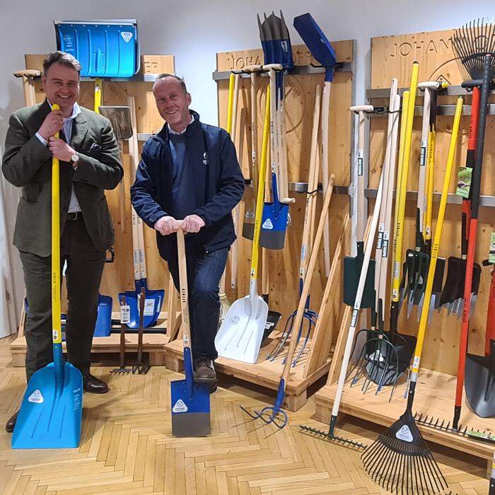 Geschäftsführer Johann Offner mit Joachim Tiefenbacher, Betriebsleiter der Werkzeugindustrie