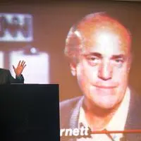 Peter Arnett bei einem Vortrag 2007