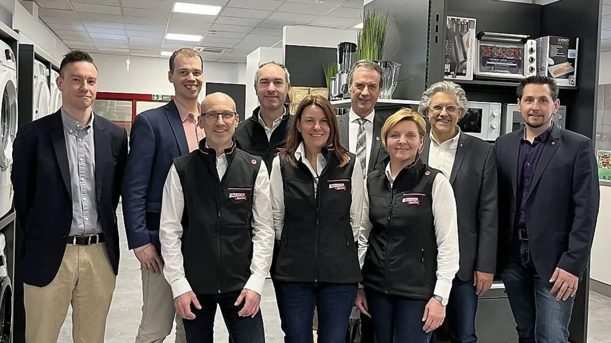 Red Zac, das Team der Filiale, Bürgermeister Fritz Kratzer, und die Stadtwerke Kapfenberg freuen sich über die Neueröffnung