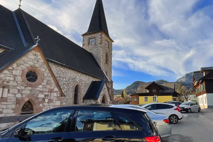 Nachdem der Ort quasi eine Sackgasse ist, landen viele bei der Kirche, die unmittelbar am See liegt und müssen in den kleinen Gässchen mühevoll wenden
