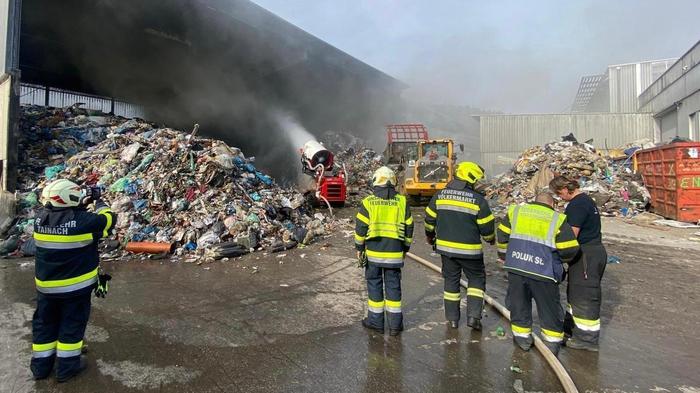30 Feuerwehrleute kämpften auf der Müll-Deponie gegen die Flammen