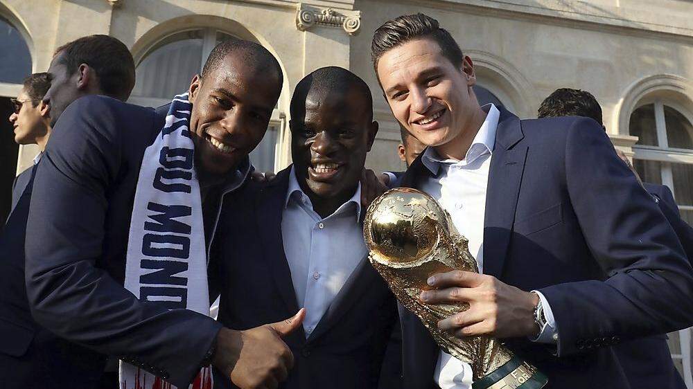 (V.l.) Djibril Sidibe, N'Golo Kante and Florian Thauvin mit dem WM-Pokal
