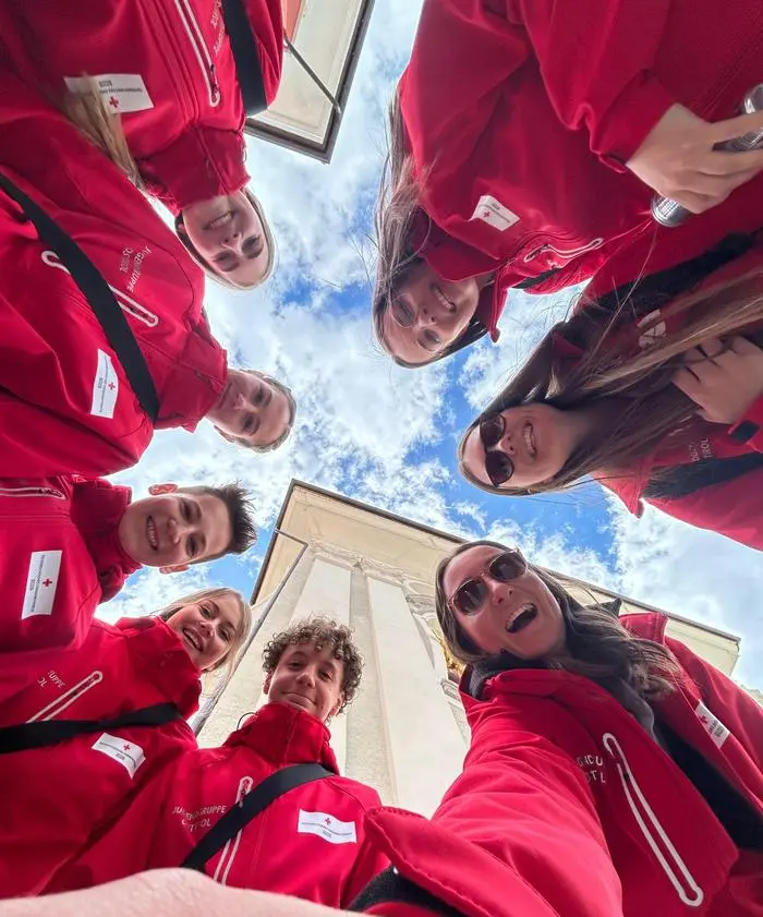 Die Jugendgruppe vom Roten Kreuz Matrei verteilt Stimmzettel in der Verwandtschaft