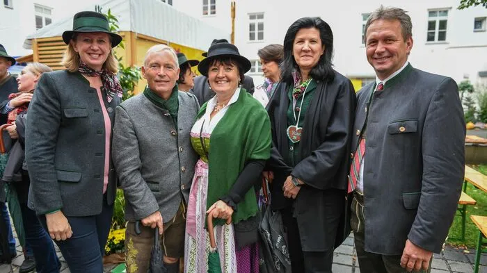 Am Vormittag traf man sich zum Burger-Braten im Stadtbauernhof: Landesrätin Barbara Eibinger-Miedl, Energie-Graz-Vorstand Christian Purrer, Zweite Landtagspräsidentin Manuela Khom, VP-Klubobmann-Stellvertreterin Barbara Riener