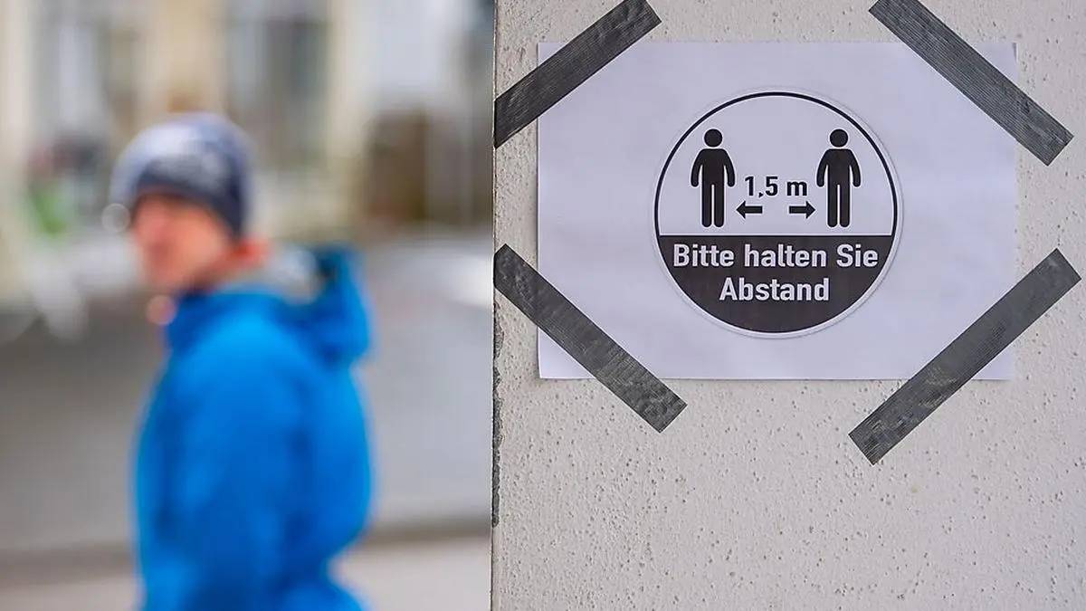 ABD0066_20220128 - STARNBERG - DEUTSCHLAND: 28.01.2022, Bayern, Starnberg: Ein auf die Wand geklebtes Schild bittet die Bürger darum, Abstand zu halten. Foto: Lennart Preiss/dpa +++ dpa-Bildfunk +++. - FOTO: APA/dpa/Lennart Preiss