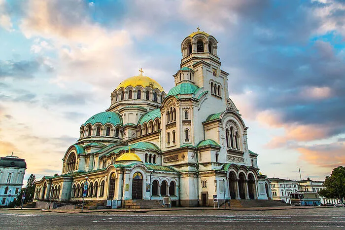 Auch in Sofia, der Hauptstadt Bulgariens, zeigt sich dieser spannende Mix: So liegen zwischen der Alexander-Newski-Kathedrale (Bild) und der Banja-Baschi-Moschee nur wenige Gehminuten. Mittlerweile prägen jedoch auch zahlreiche IT-Start-ups und eine junge Kunstszene die Hauptstadt.