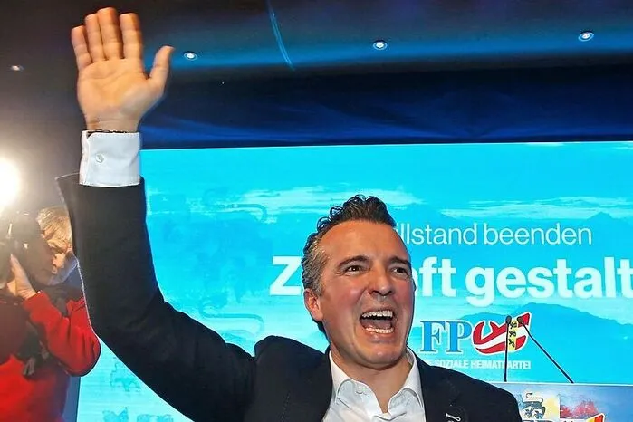 Für die zweitstärkste Partei, die Kärntner Freiheitlichen, geht Gernot Darmann ins Rennen. Der 42-jährige Jurist und passionierte Jäger, einst von Jörg Haider in die Politik geholt, wuchs im Lavanttal auf, 2006 trat der damalige Leiter einer Klagenfurter Bankfiliale als politischer Neuling für das BZÖ in Kärnten an und zog im Alter von 31 Jahren ins Parlament ein. Vor der Landtagswahl 2013 orchestrierte Darmann als Klubobmann die Neuwahl-Blockade im Landhaus. Danach wechselte er wieder nach Wien, wo er als Fraktionsführer im Hypo-Untersuchungsausschuss eine große Bühne erhielt. 2016 beerbte er Christian Ragger, ebenfalls Jurist, Jäger und Lavanttaler, als Kärntner FPÖ-Obmann und Landesrat. Nach dem Wahldebakel von 2013 hoffen die Freiheitlichen nun auf einen Aufschwung, dabei setzen sie auch auf die blaue Regierungsbeteiligung im Bund.