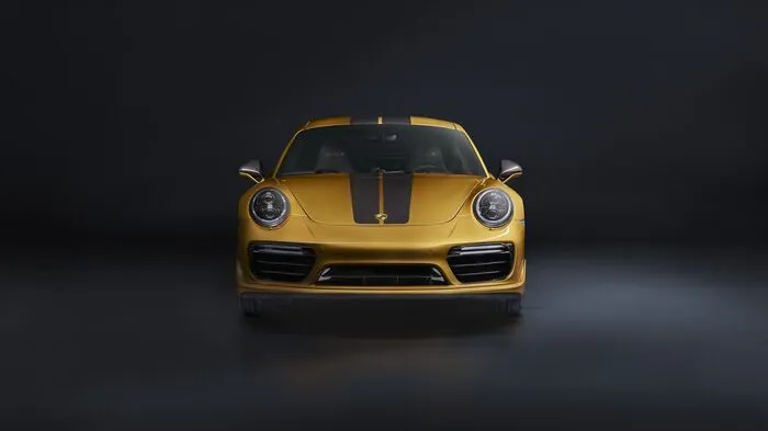 Der 911 Turbo S inklusive Beinamen „Exclusive Series“ ist der stärkste und seltenste seiner Art: Das Coupé leistet 607 PS und ist weltweit auf 500 Exemplare limitiert. Neben 27 PS mehr Leistung unterscheidet er sich durch ein eigenständiges Design, noch edlere Materialien und extravagante Detaillösungen von seinem serienmäßigen Pendant.