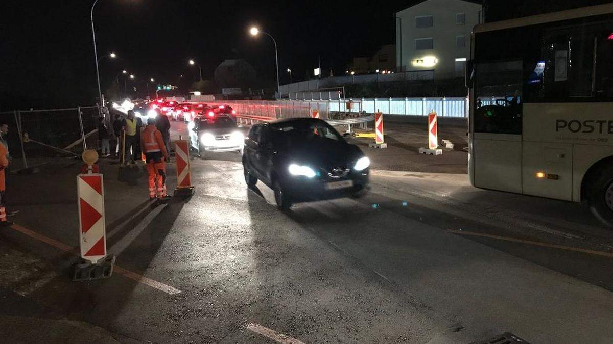 Auf der Seebachbrücke dürfen die Autos und Busse wieder fahren