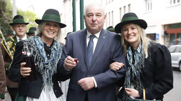 Die Musikkapelle Kirchbach/Steiermark spielte Hermann Schützenhöfer ein Ständchen. In Kirchbach hatte er seine Kaufmannslehre gemacht.