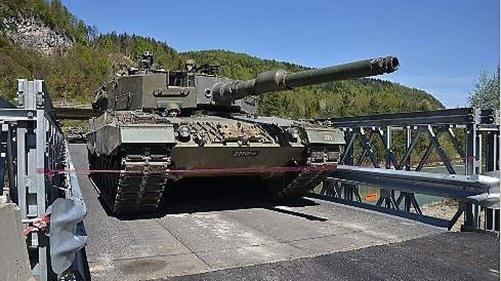 Belastungsprobe bestanden. Zwei 55 Tonnen schwere Panzer testeten die Behelfsbrücke in Federaun