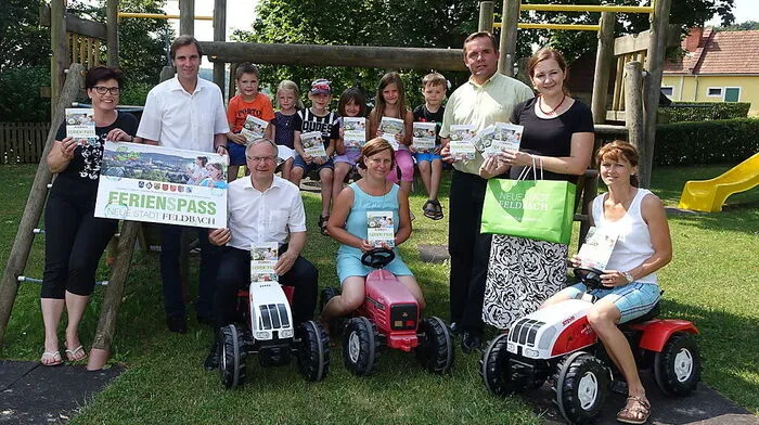 Beatrice Strohmaier, Christian Ortauf, Bürgermeister Josef Ober und Helmut Marbler präsentierten den Feldbacher Ferien(s)pass in Gossendorf, wo am 19. September das große Abschlussfest stattfinden wird