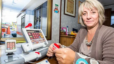 Monika Pötscher „übt“ schon mit ihrer Spielzeug-Kassa	