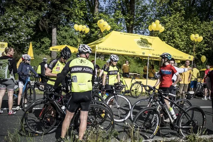 Jung und Alt genoessen bei sonnigem Wetter die 44 Kilometer lange Strecke rund um den Wörthersee.