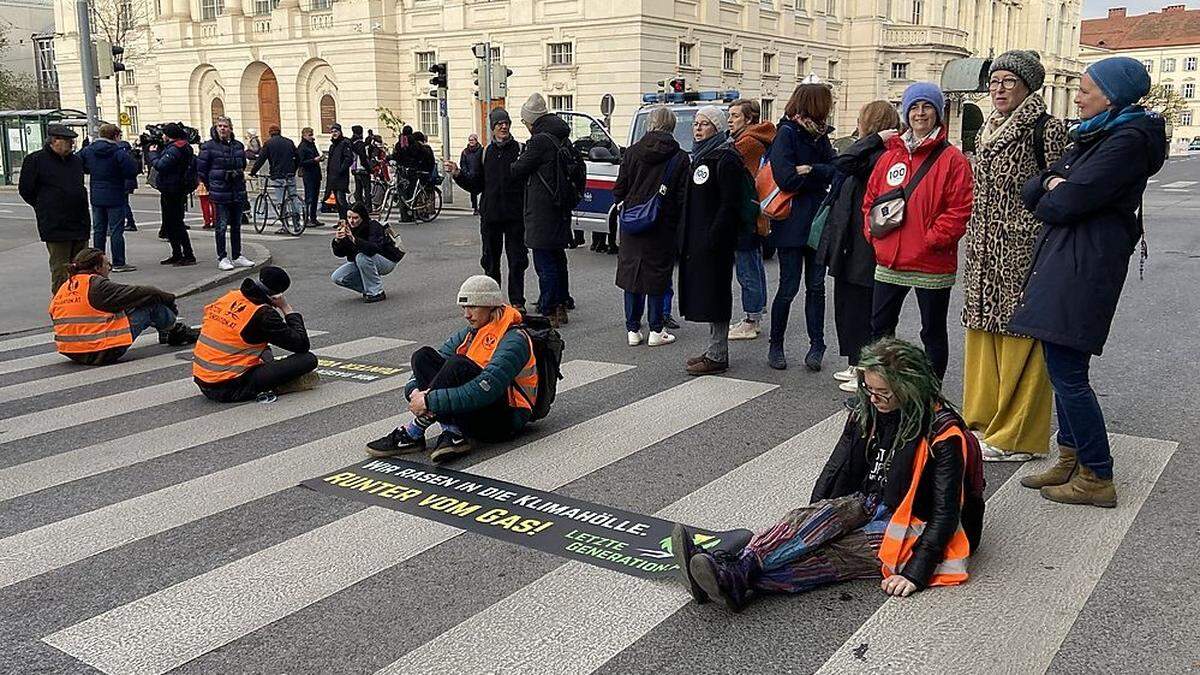 Kaum beirrbar: Klimaaktivisten, hier vor der Grazer Oper