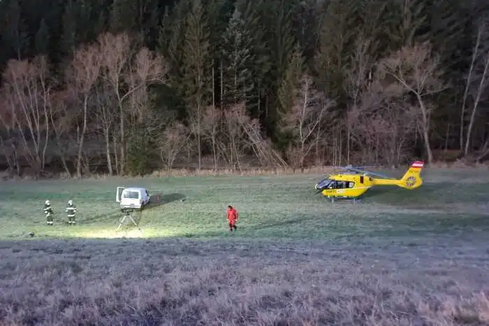 Die Lenkerin wurde mit dem Rettungshubschrauber C17 mit Verletzungen unbestimmten Grades ins LKH Graz eingeliefert.