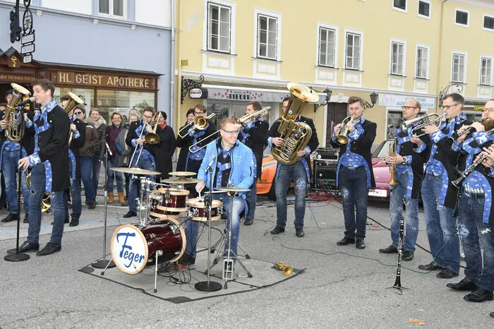 Die "Fegerländer" heizten den Besuchern schon in den frühen Morgenstunden kräftig ein, die Fans bedankten sich mit Applaus.
