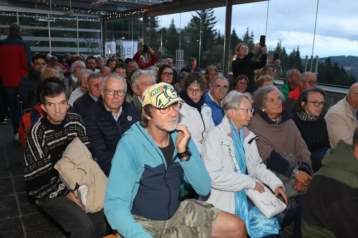 Unter den Gästen waren viele Teilnehmer des Internationalen Treffens der Freunde von St. Leonhard.