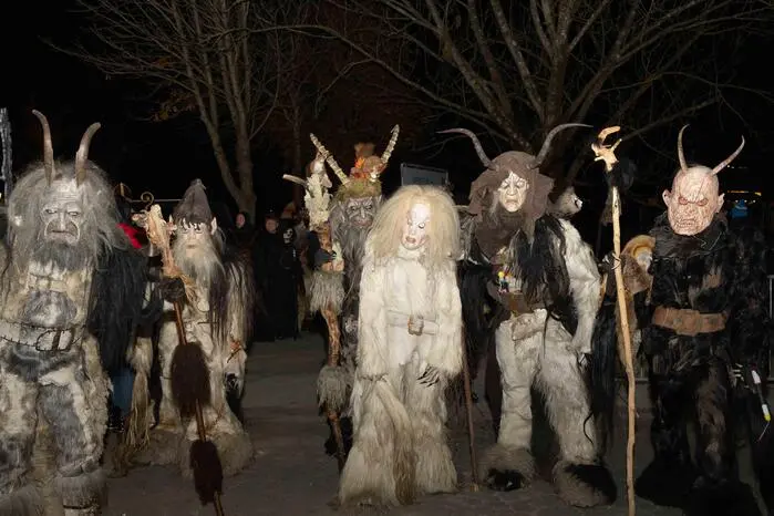 Gleich drei Passen begeisterten das Publikum mit aufwendig gestalteten Masken, furchteinflößenden Kostümen und beeindruckender Choreografie.