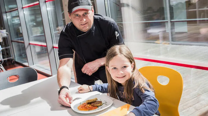 Robert Krammer gehört zum Team der städtischen Köche – und Lea Ramic schmeckt es offensichtlich