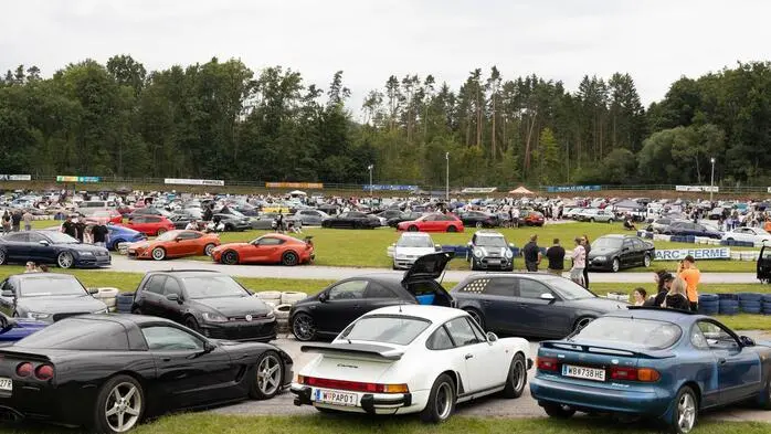 Am Samstag, dem 2. August, fand im PS Racing Center Greinbach die Low Scty Car Night 2025 statt.