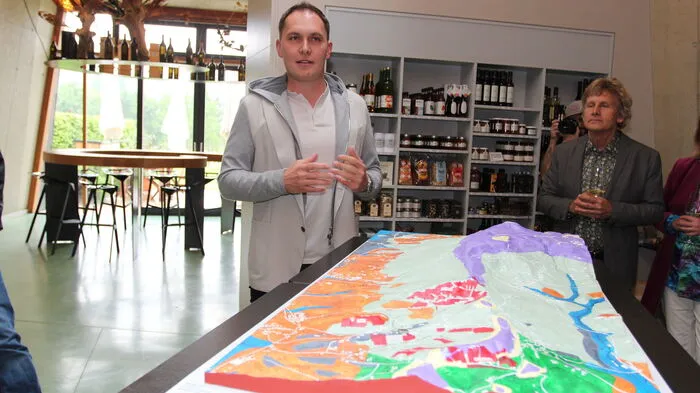Stefan Krispel stellte bei der Kellerführung die Region, aus der die Krispel-Weine kommen, vor