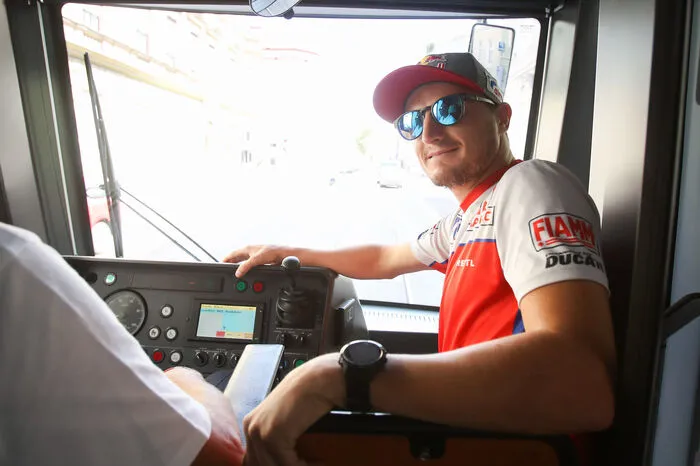 Jack Miller nahm ganz vorne im "Cockpit" Platz ...