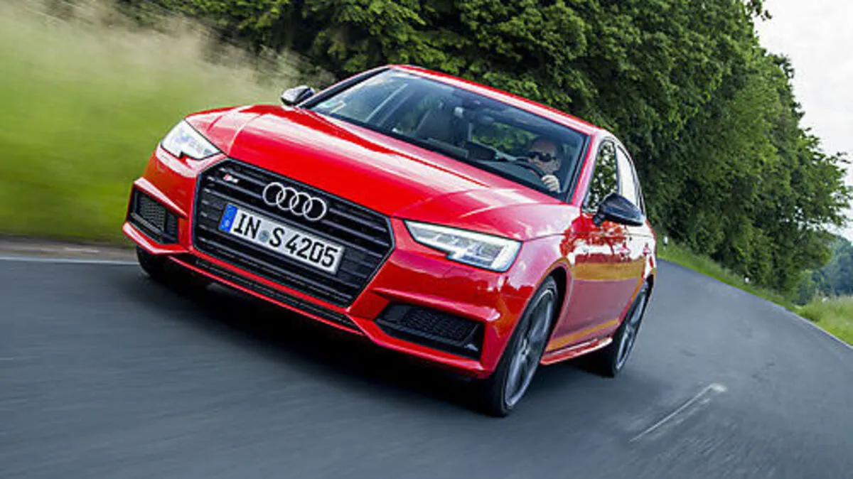 Modifzierter Kühlergrill, abgeänderte Schürzen – der neue Audi S4 gibt sich optisch betont bescheiden