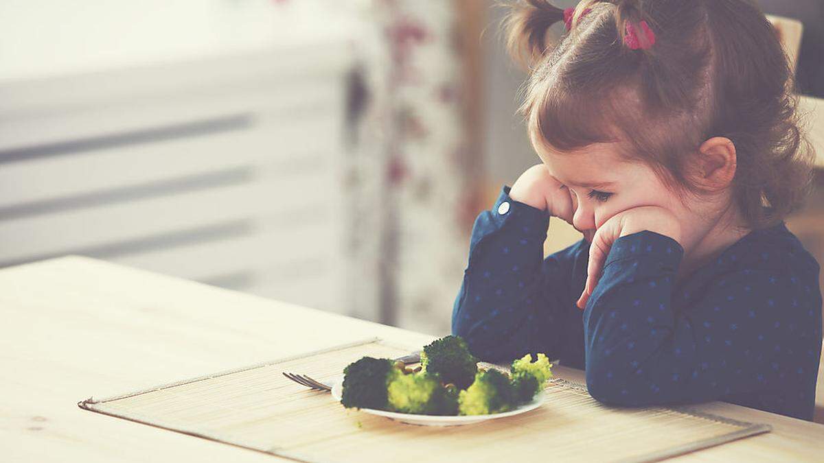 Häufig braucht es viel Überzeugungsarbeit, um Kinder dazu zu bringen, Brokkoli auch nur zu kosten