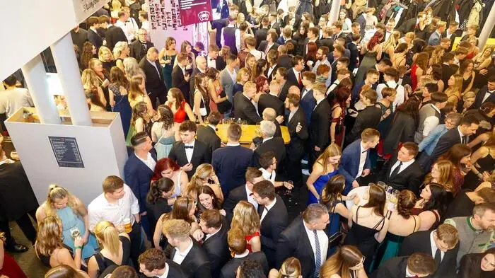 Unter dem Motto  „HLWEGAS – Die Asse treten ab“  zelebrierten am Samstag 1500 Ballgäste in Donawitz den Maturaball der HLW Leoben und verwandelten die Kammersäle in einen „glitzernden Ort des Glamours“ - eine unvergessliche Ballnacht für die 57 Maturantinnen und Maturanten, sind sich alle einig.