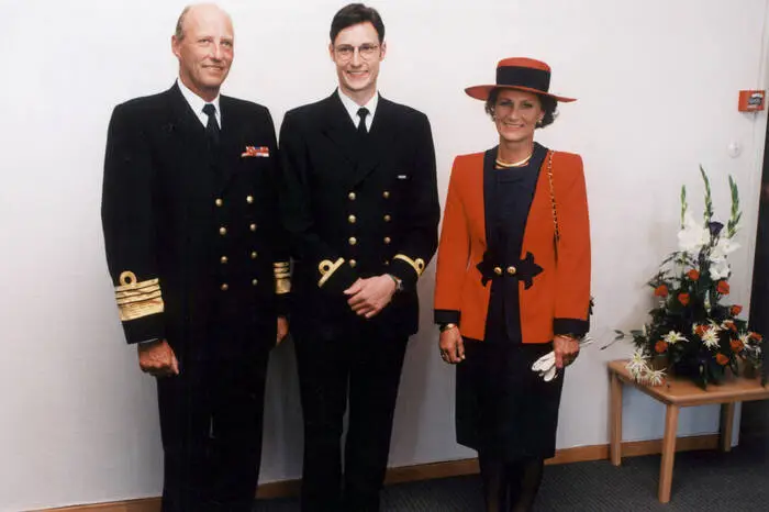 Dabei gilt der Kronprinz als eher unprätentiös. Er wirkt nahbar, freundlich und deutlich weniger distanziert als manche Royals anderer Königshäuser.