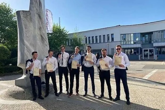 Die angehenden Ingenieure der 5AHET der HTL Mössingerstraße, Abteilung Elektrotechnik:Alle Maturanten haben bestanden...