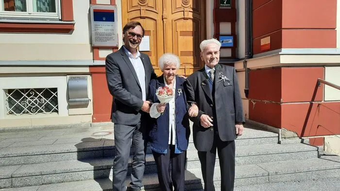 Bürgermeister Erwin Eggenreich gratulierte Stefanie und Hans Darnhofer aus Weiz zu ihrem 75. Hochzeitstag.