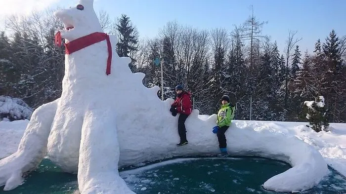 Ein Dino im Schnee.