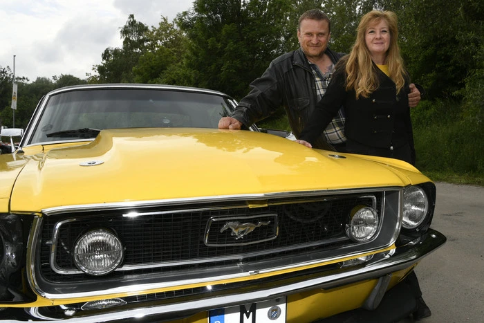 Der knallgelbe Ford Mustang, heuer 50 Jahre alt. Mit ihm kam Gerold Hölber aus München mit seiner Frau angereist.
