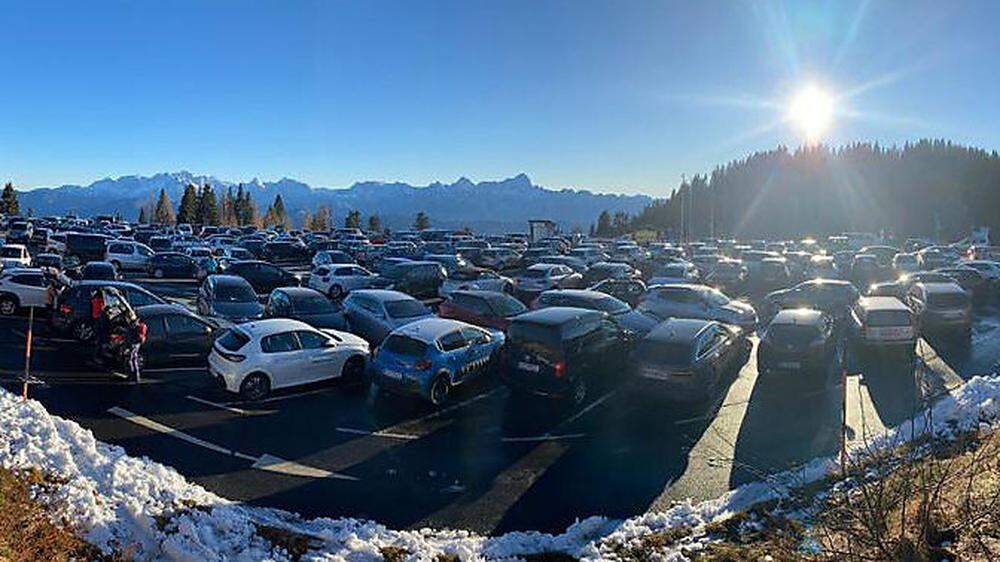 Dieses Foto zeigt den überfüllten Rosstratten-Parkplatz am Mittwochnachmittag