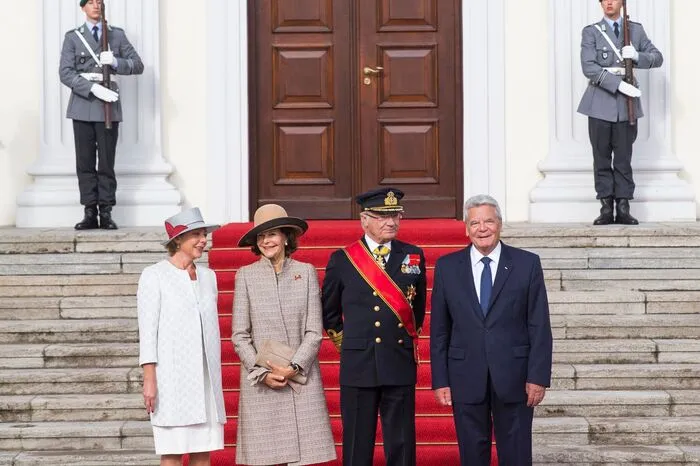 In der Hauptstadt wurden die beiden vom deutschen Bundespräsidenten Joachim Gauck im Park von Schloss Bellevue mit militärischen Ehren begrüßt.