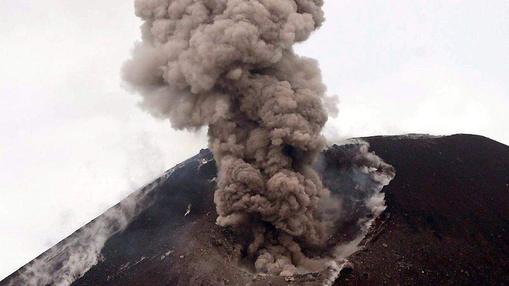 Raucht wieder: der indonesische Vulkan Anak Krakatau