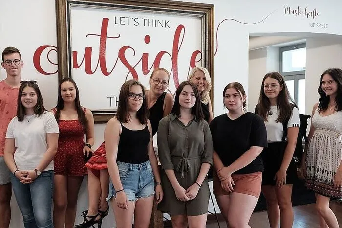 Von 28. bis 30. Juni absolvierten acht Schülerinnen und Schüler der 2. Klassen der BHAK Fürstenfeld je ein Marketing-Praktikum in einem renommierten Fürstenfelder Betrieb. Das "Trainee-Days"-Projekt wurde vom LEADER-Programm der EU gefördert und fand im Rahmen des Wahlfachs "Marketing Praxis" statt. Mit konkreten Arbeitspaketen traten die Schüler ihr Praktikum an, unterstützten die Betriebe mit Ideen und Inputs, speziell durch ihre Social Media Analysen. Die Teilnehmenden profitierten selbst durch das Sammeln wertvoller Erfahrungen. "Ich habe in den drei Tagen wirklich sehr viel gelernt", erzählt Schülerin Hanna. "Nächstes Jahr bin ich sicher wieder bei den Trainee Days dabei."