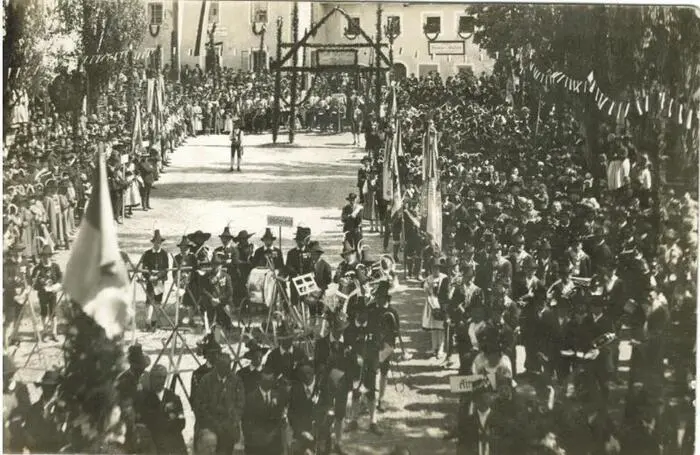 Historische Aufnahme aus dem Jahr 1928: Das offizielle erste Bezirksmusikfest des Musikbezirks Iseltal 