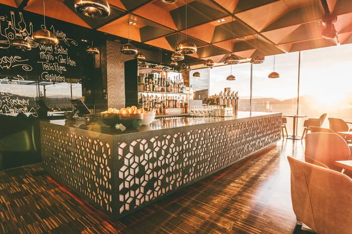 Das Ergebnis: Ein neuer Tisch quasi in der Raummitte, als Bar oder als Küche fürs Front Cooking. Und rundherum Platz für bis zu 90 Personen.