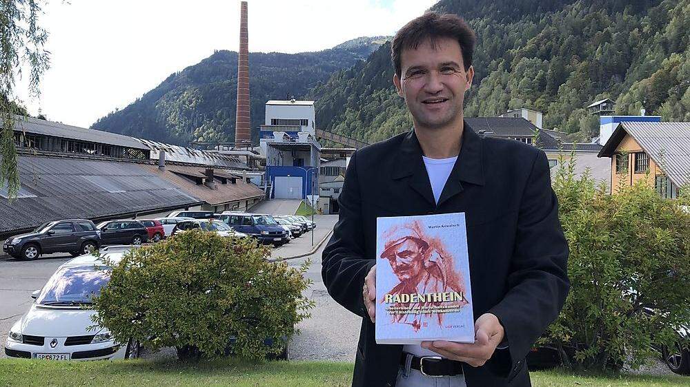 Martin Kowatsch mit seinem neuen Buch über das Arbeiterleben und den Wirtschaftswandel in Radenthein
